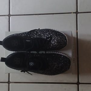 Women's tennis shoes